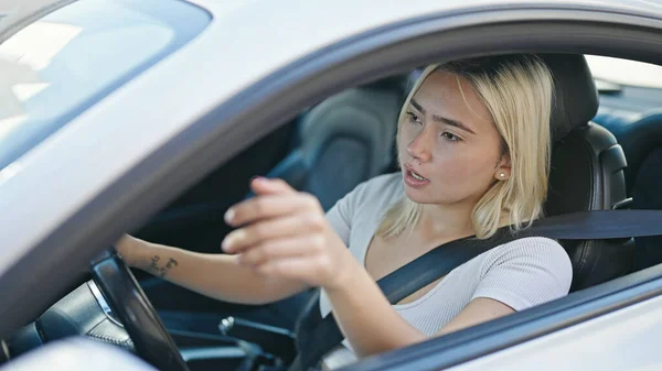 Young Beautiful Hispanic Woman Stressed Driving Car Shouting Street — Stock Photo, Image