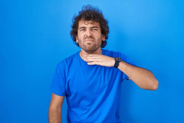 Hispanic Young Man Standing Blue Background Cutting Throat Hand Knife — Stock Photo, Image