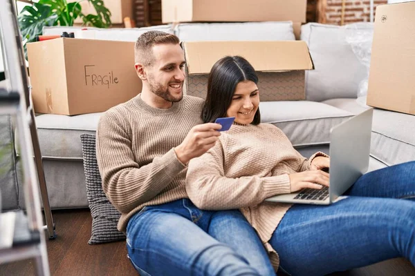 Ehepaar Nutzt Laptop Und Kreditkarte Neuen Zuhause — Stockfoto