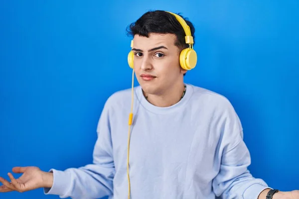 Persona Non Binaria Che Ascolta Musica Usando Cuffie Incapaci Confuse — Foto Stock