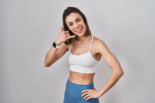 Hispanics Frau Trägt Sportbekleidung Über Isoliertem Hintergrund Lächelnd Und Macht — Stockfoto