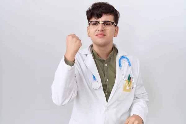 Νέοι Δυαδικό Άνθρωπος Φορώντας Στολή Γιατρού Και Στηθοσκόπιο Θυμωμένος Και — Φωτογραφία Αρχείου