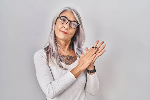 Beyaz Arka Planda Gri Saçlı Orta Yaşlı Bir Kadın Alkışlıyor — Stok fotoğraf