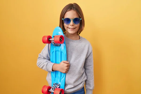 Kleiner Hispanischer Junge Mit Sonnenbrille Und Skateboard Der Stehen Positiv — Stockfoto
