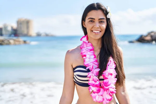 Kumsalda Bikini Giyen Esmer Bir Kadın Yüzünde Mutlu Havalı Bir — Stok fotoğraf