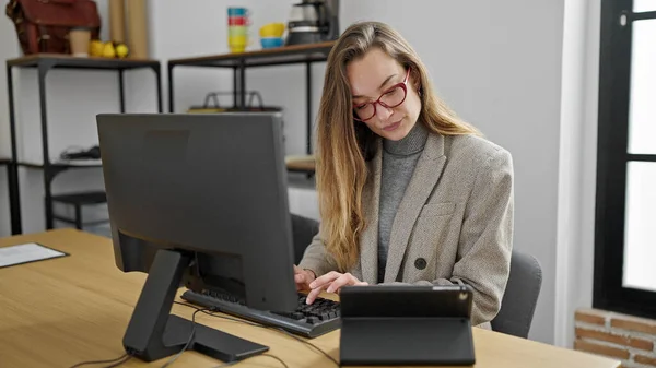 オフィスで働くコンピュータとタッチパッドを使用して若い白人女性のビジネスワーカー — ストック写真