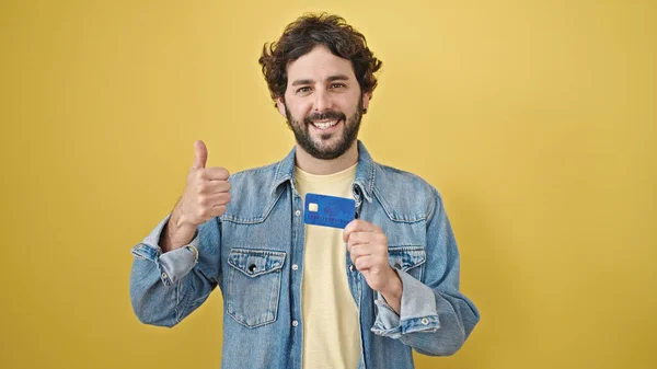 Mladý Hispánec Muž Držící Kreditní Kartu Dělá Palec Nahoru Přes — Stock fotografie