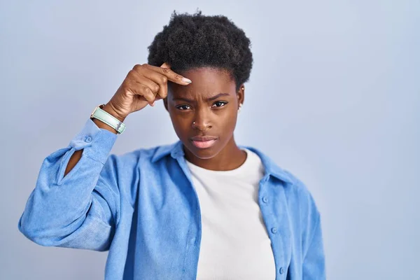 Femme Afro Américaine Debout Sur Fond Bleu Pointant Malheureux Boutons — Photo