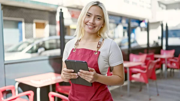 Junge Schöne Hispanische Frau Trägt Schürze Mit Touchpad Auf Café — Stockfoto