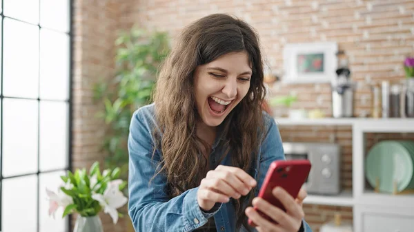 Jonge Mooie Spaanse Vrouw Met Behulp Van Smartphone Standingx Bij — Stockfoto