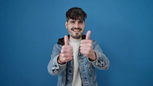Νεαρός Ισπανός Χαμογελάει Τους Αντίχειρες Πάνω Από Απομονωμένο Μπλε Φόντο — Φωτογραφία Αρχείου