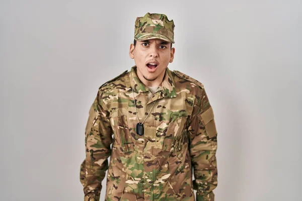 Egy Fiatal Arab Férfi Álcázott Katonai Egyenruhában Dühösen Őrülten Sikoltozva — Stock Fotó