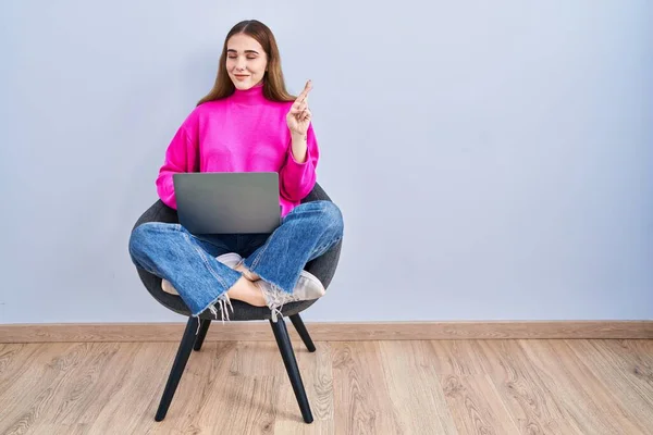 Fiatal Spanyol Lány Dolgozik Számítógépes Laptop Gesztikuláló Ujját Keresztbe Mosolygott — Stock Fotó