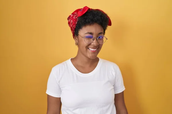 Genç Afrikalı Amerikalı Kadın Sarı Arka Planda Durmuş Kameraya Seksi — Stok fotoğraf