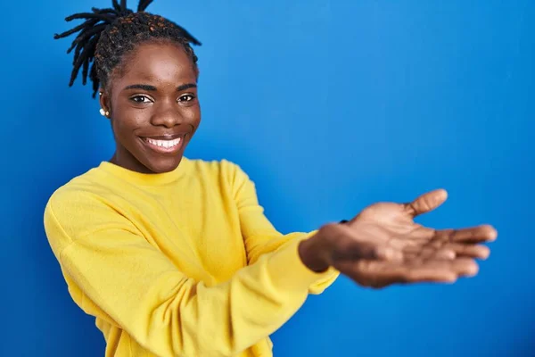 Mooie Zwarte Vrouw Staan Blauwe Achtergrond Wijzen Opzij Met Handen — Stockfoto
