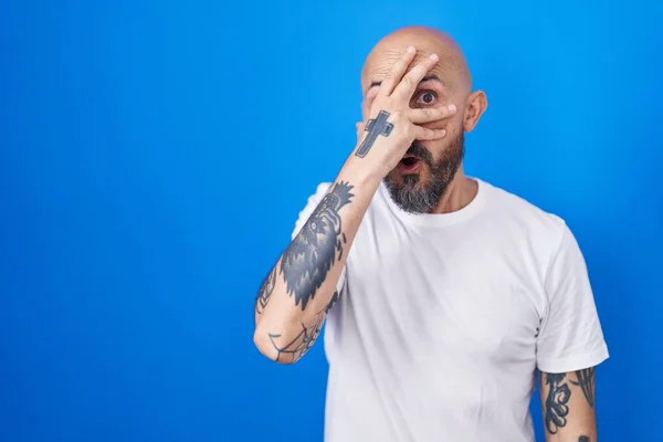 Mavi Arka Planda Dikilmiş Spanyol Dövmeli Bir Adam Şoka Girmiş — Stok fotoğraf
