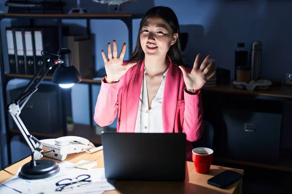 Chinesische Junge Frau Die Nachts Büro Arbeitet Zeigt Mit Fingern — Stockfoto