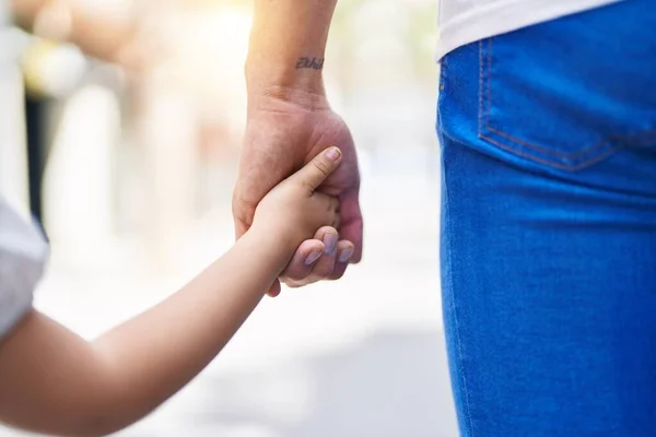 Father Daughter Standing Hands Together Park — Stock Photo, Image