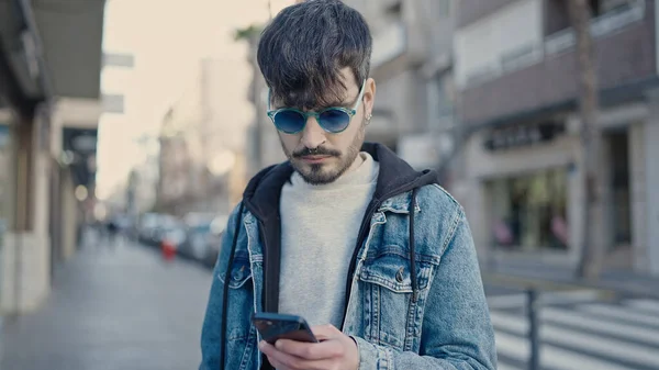 Joven Hombre Hispano Usando Smartphone Con Gafas Sol Calle — Foto de Stock