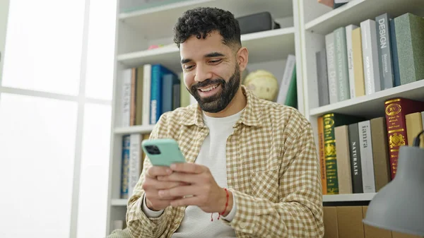 Jovem Estudante Hispânico Sorrindo Confiante Usando Smartphone Universidade Biblioteca — Fotografia de Stock