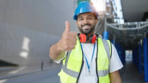Afrikanischer Bauarbeiter Lächelt Selbstbewusst Und Macht Daumen Hoch Geste Auf — Stockfoto
