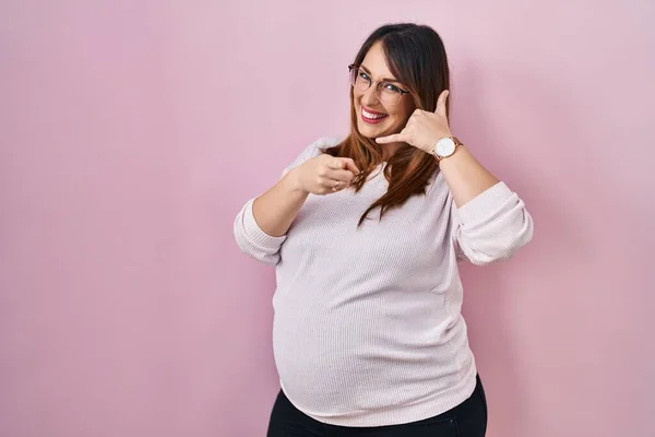 Těhotná Žena Která Stojí Nad Růžovým Pozadím Usmívá Mluví Telefonním — Stock fotografie