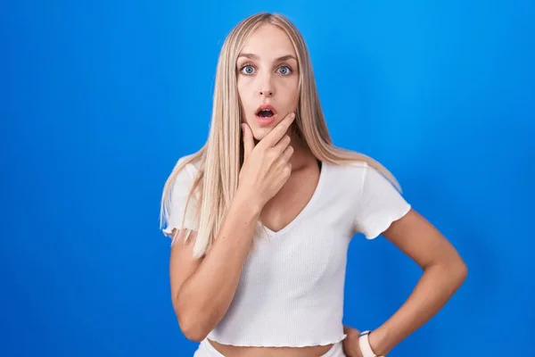 Mladá Běloška Stojící Nad Modrým Pozadím Fascinovaná Nevírou Překvapením Užaslým — Stock fotografie