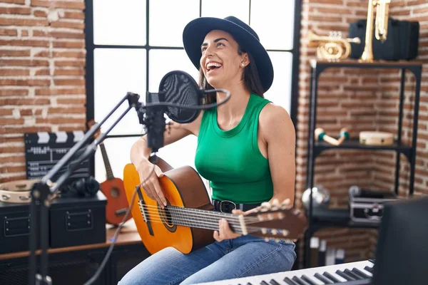 Jeune Musicienne Hispanique Chantant Une Chanson Jouant Guitare Classique Studio — Photo
