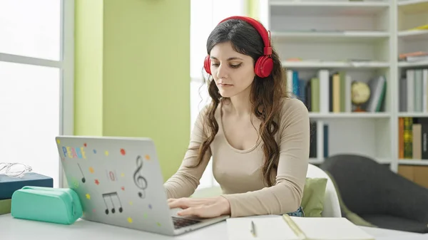 Giovane Bella Studentessa Ispanica Utilizzando Laptop Cuffie Studiare Presso Università — Foto Stock