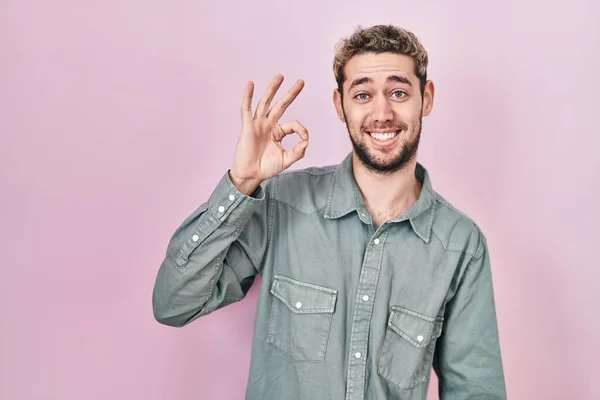 Pembe Arka Planda Sakallı Spanyol Bir Adam Gülümsüyor Parmaklarıyla Tamam — Stok fotoğraf