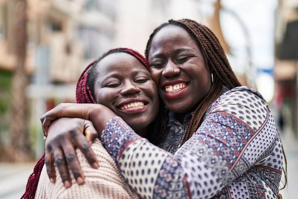 Afrikaans Amerikaanse Vrouwen Vrienden Glimlachen Zelfverzekerd Knuffelen Elkaar Straat — Stockfoto
