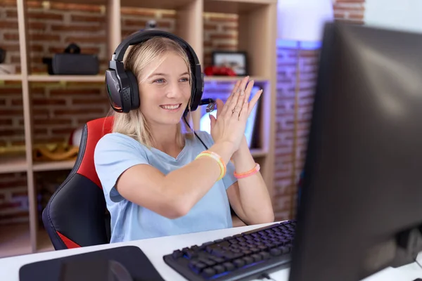 Mladá Běloška Hrající Videohry Sluchátkách Tleskající Tleskající Šťastné Radostné Usmívající — Stock fotografie