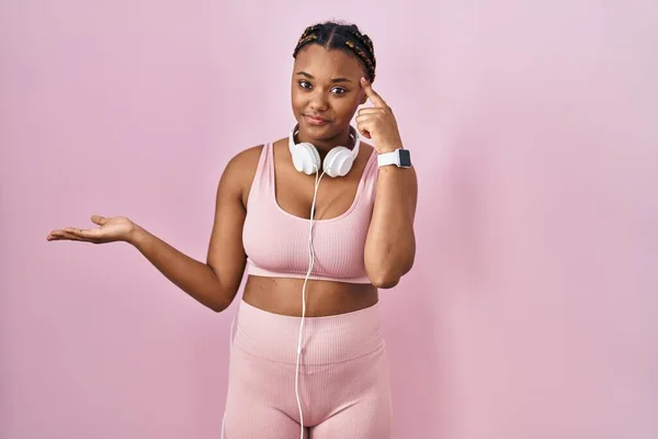 Afroamerikanerin Mit Zöpfen Sportbekleidung Und Kopfhörern Verwirrt Und Genervt Von — Stockfoto