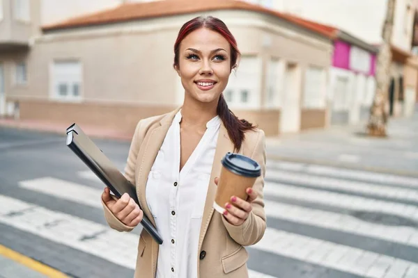 Jovem Mulher Caucasiana Empresário Trabalhador Beber Café Segurando Aglutinante Rua — Fotografia de Stock