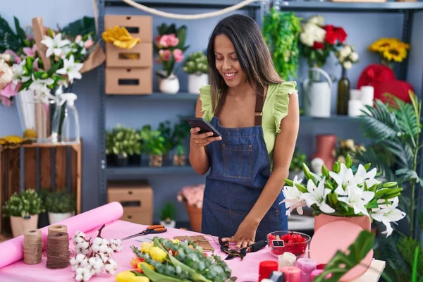Young Hispanic Woman Florist Smiling Confident Using Smartphone Florist Store — Stockfoto
