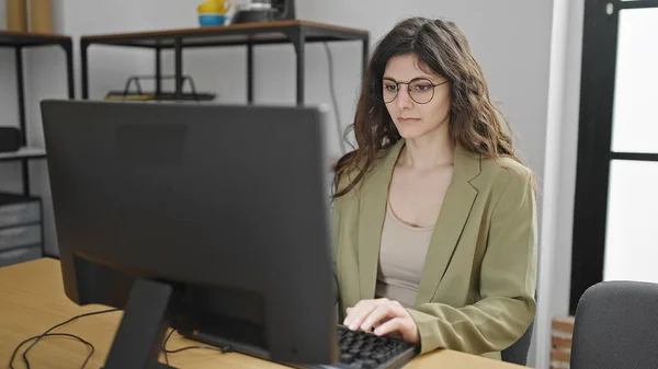 Joven Hermosa Mujer Hispana Trabajadora Negocios Usando Computadora Trabajando Oficina —  Fotos de Stock