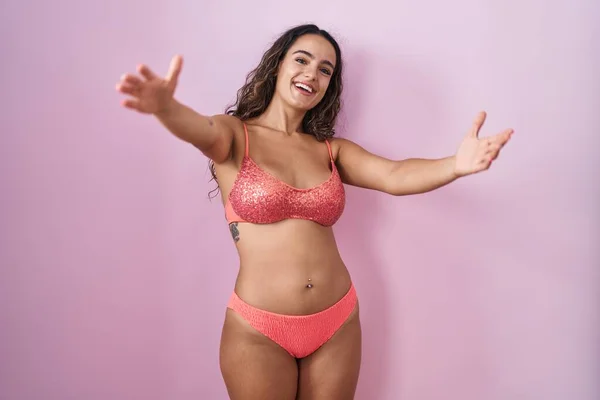 Jonge Latijns Amerikaanse Vrouw Draagt Lingerie Roze Achtergrond Kijkend Naar — Stockfoto
