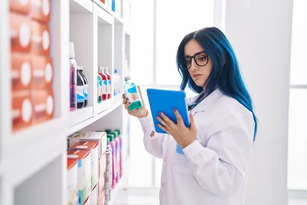 Mulher Jovem Caucasiana Farmacêutico Usando Touchpad Segurando Medicina Farmácia — Fotografia de Stock