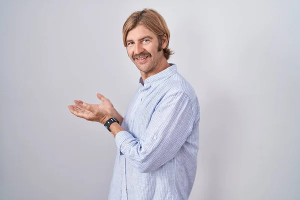 Caucasian Man Mustache Standing White Background Pointing Aside Hands Open — Stock Photo, Image