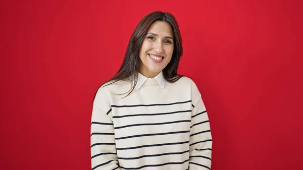 Young Beautiful Hispanic Woman Smiling Confident Standing Isolated Red Background — ストック写真