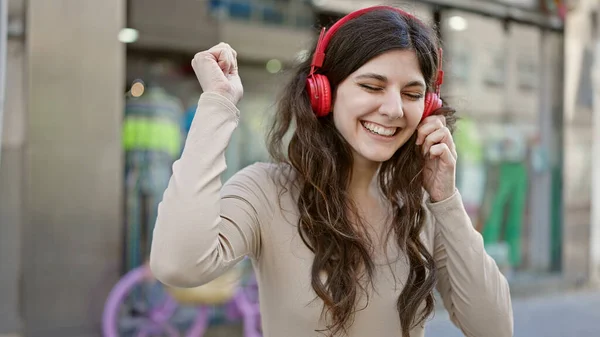 Young Beautiful Hispanic Woman Smiling Confident Listening Music Dancing Street — Stock Photo, Image