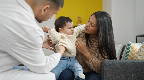 Pár Fia Baba Hőmérsékletét Mérik Klinikán — Stock Fotó