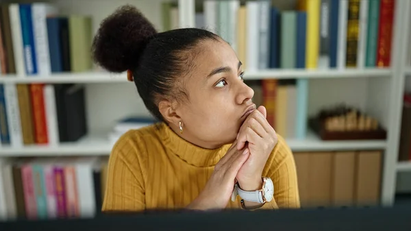 図書館でコンピュータ思考を使う若いアフリカ系アメリカ人女性学生 — ストック写真