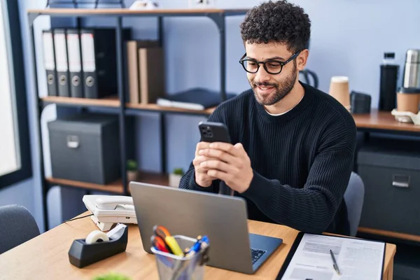Νεαρός Άραβας Επιχειρηματίας Που Χρησιμοποιεί Smartphone Που Εργάζεται Στο Γραφείο — Φωτογραφία Αρχείου