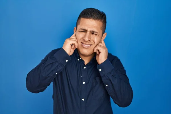 Jeune Homme Hispanique Debout Sur Fond Bleu Couvrant Les Oreilles — Photo
