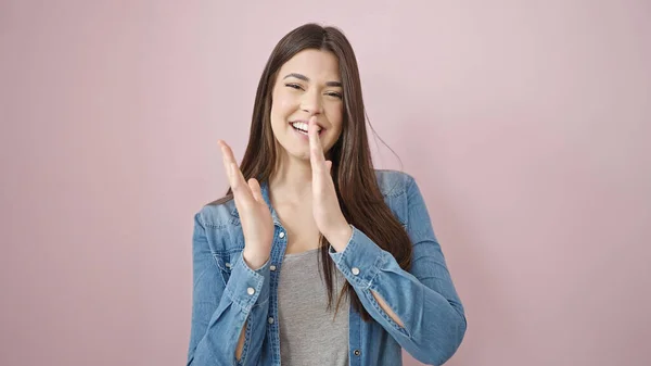 Young Beautiful Hispanic Woman Smiling Confident Clapping Hands Isolated Pink — ストック写真