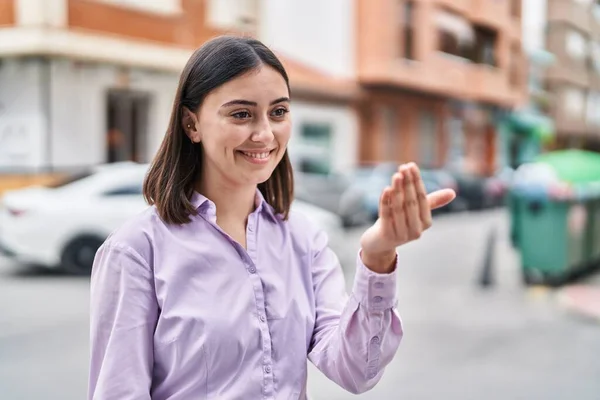 Young Hispanic Woman Smiling Confident Doing Coming Gesture Hand Street — Fotografia de Stock