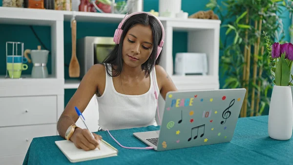 Africano Americano Mulher Usando Laptop Fones Ouvido Escrevendo Notebook Sala — Fotografia de Stock