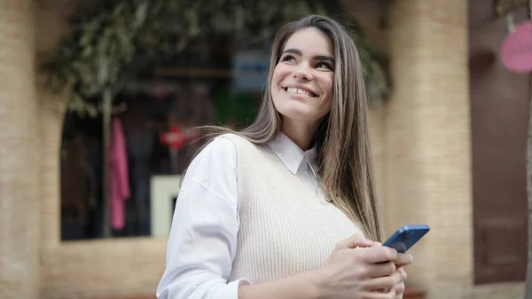Jovem Bela Mulher Hispânica Usando Smartphone Sorrindo Rua — Fotografia de Stock