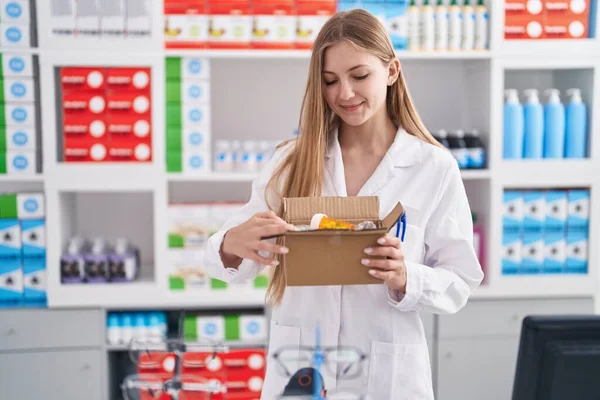 Young Caucasian Woman Pharmacist Holding Package Pills Bottle Pharmacy — Foto de Stock
